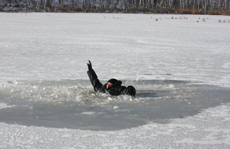 На Житомирщине из-под льда вытащили рыбака, но он умер в карете скорой