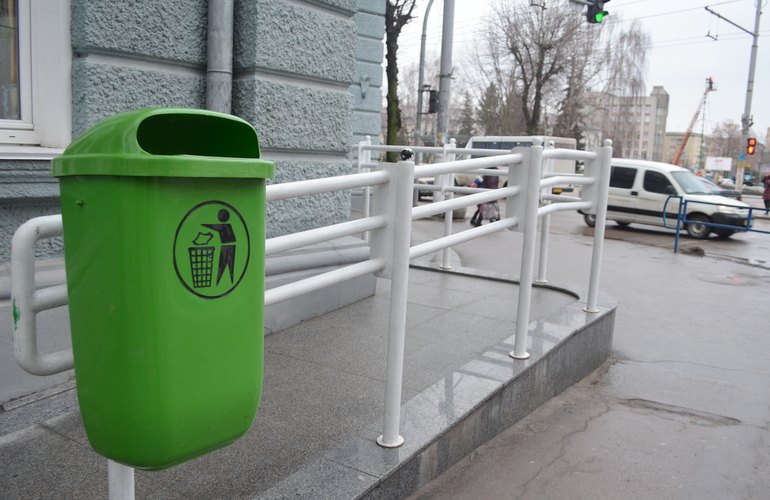 Сделай город комфортным: житомирянам предлагают выбрать слоган, который появится на новых мусорных урнах