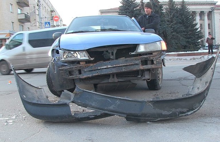 На Соборной площади в Житомире не разминулись Daewoo и Mercedes. ФОТО
