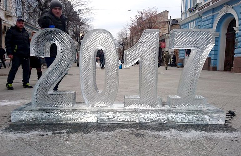 Улицу Михайловскую в Житомире украсят яркие скульптуры из льда. ФОТО