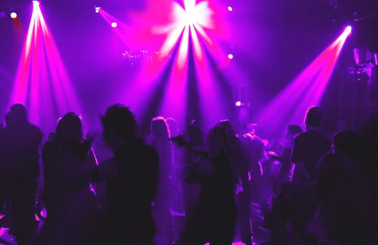 Драка в ночном клубе: пьяные парни избили в Житомире сотрудников полиции