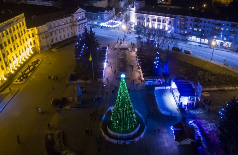 Как на площади Королёва в Житомире праздновали Новый год. ФОТОРЕПОРТАЖ