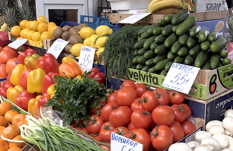 Несмотря на высокие цены, на Житнем рынке в Житомире не протолкнуться. ФОТО