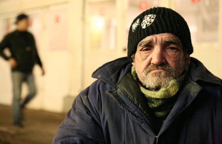 Житомирян просят помочь бездомным едой и одеждой