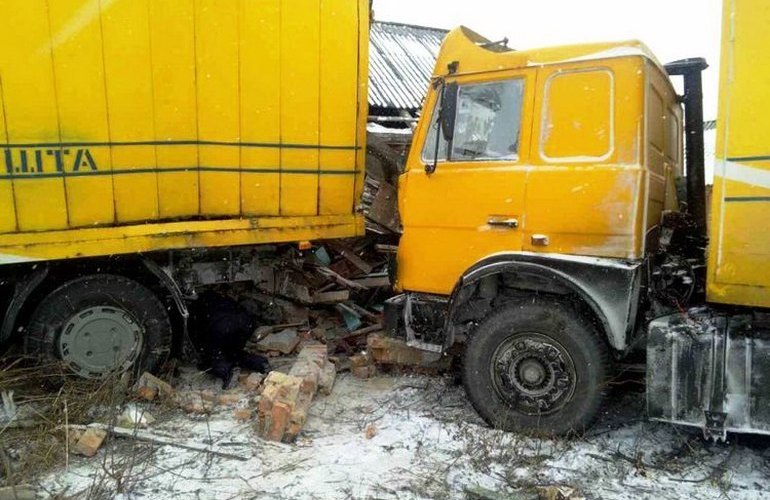 Водитель грузовика не справился с управлением и разнес жилой дом на Житомирщине. ФОТО