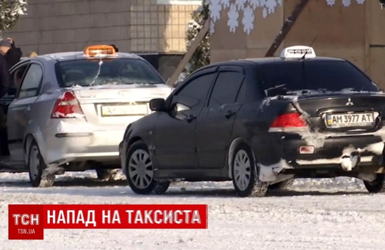В Житомире едва не убили 80-летнего таксиста: машину угнали и разбили. ВИДЕО