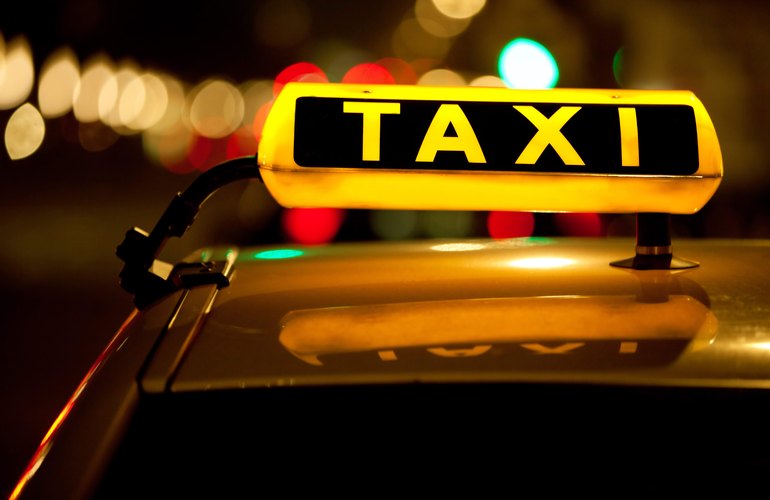 На Житомирщине пьяный пассажир такси пытался задушить шнурком водителя