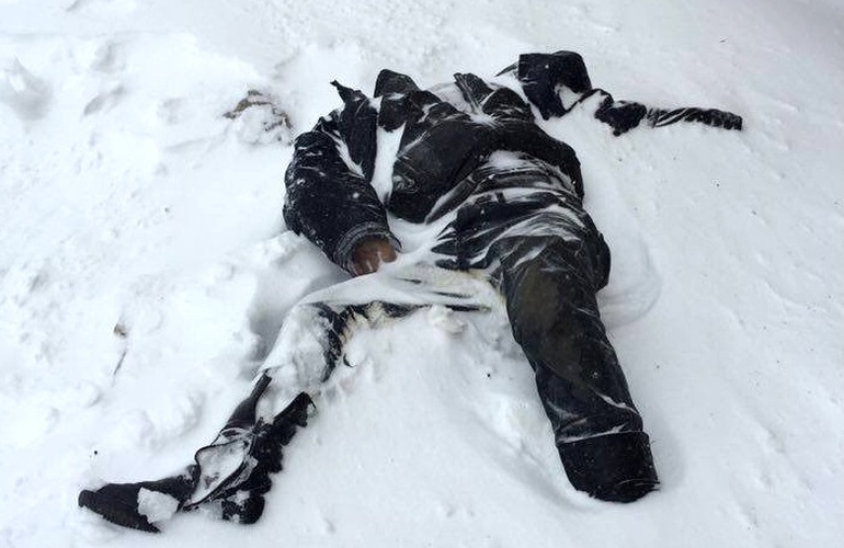 Молодой парень замерз в снегу, не дойдя до собственного дома несколько метров