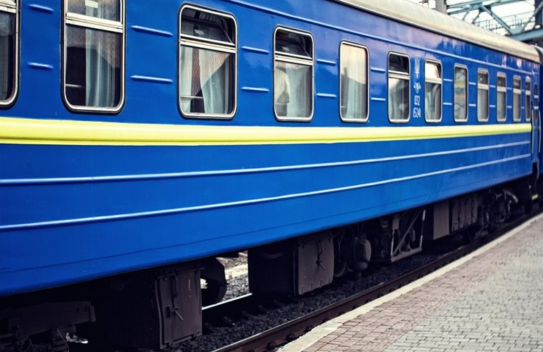 В Житомирской области парень перебегал пути в неположенном месте и попал под пассажирский поезд