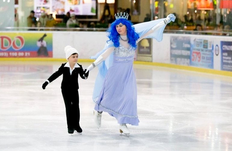 Юные фигуристы показали в Житомире зрелищное ледовое шоу «Снежная королева». ФОТО