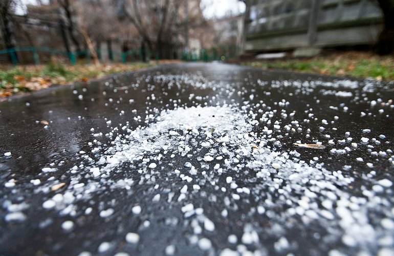 Борьба со льдом и снегом: улицы Житомира будут посыпать новым реагентом