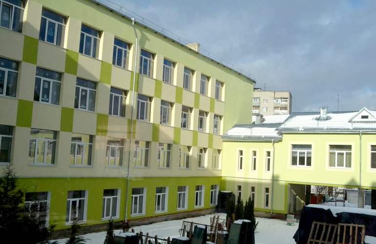В Житомире проводят термомодернизацию городской школы №6. Ход работ проверил мэр. ФОТО
