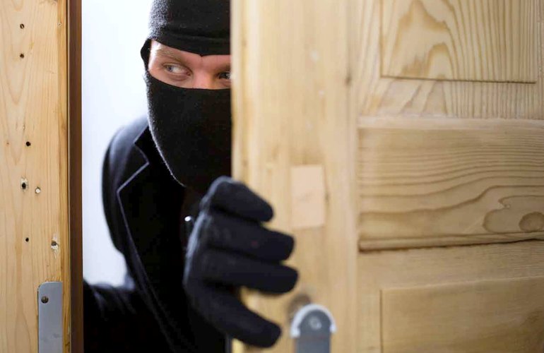 Будьте начеку: бандиты нашли новый способ грабить квартиры житомирян