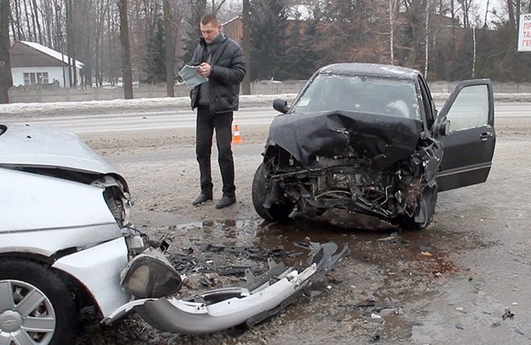ДТП в Житомире: на Киевском шоссе произошло лобовое столкновение Chevrolet и Chery. ФОТО