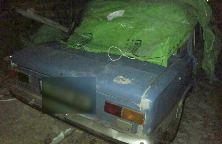 Ночью в Житомире горели два автомобиля, на одном из них найден след от пули. ФОТО