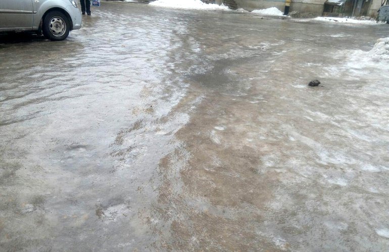 Улицы Житомира сковал лёд. Выходить из дома опасно для здоровья. ФОТО