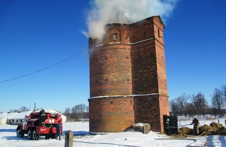 В Житомирской области тушили пожар на водонапорной башне