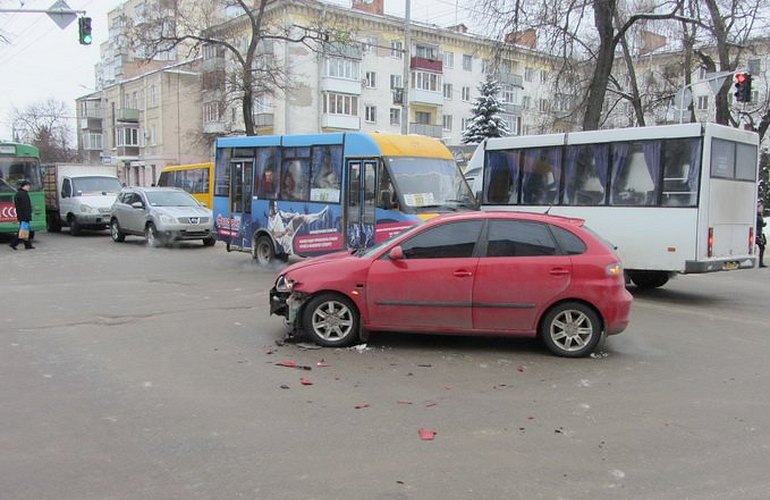 В Житомире на улице Киевской грузовик столкнулся с легковушкой: из-за ДТП образовался затор. ФОТО
