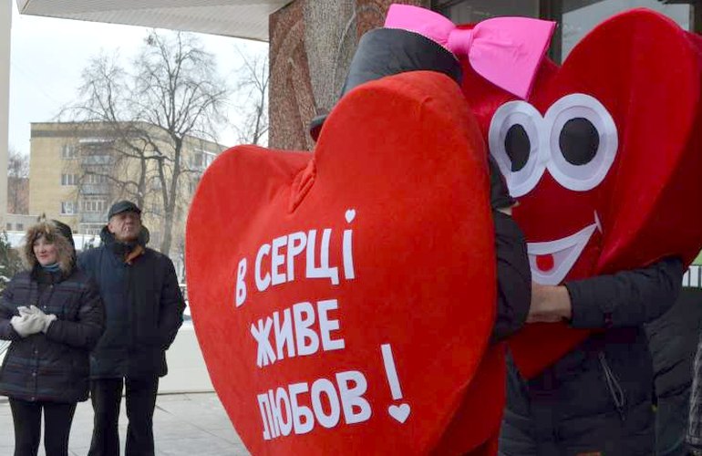 День всех влюблённых: в центре Житомира бесплатно раздавали презервативы и проверяли на ВИЧ. ФОТО