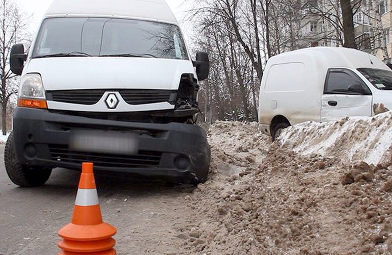 В Житомире на Полевой столкнулись микроавтобус Renault и пикап Daewoo. ФОТО
