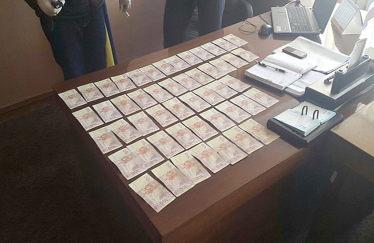 В Житомирской области задержан чиновник-коррупционер, который вымогал у бизнесмена взятку