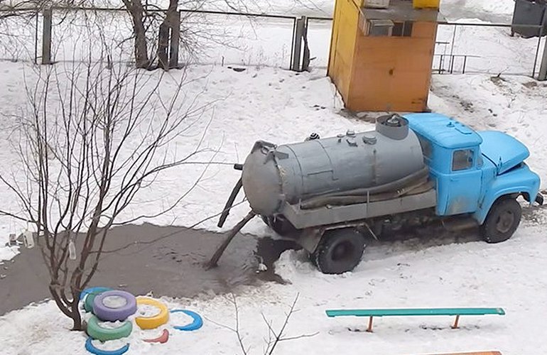 И так сойдет: в Житомире ассенизатор слил грязную воду посреди детской площадки. ФОТО