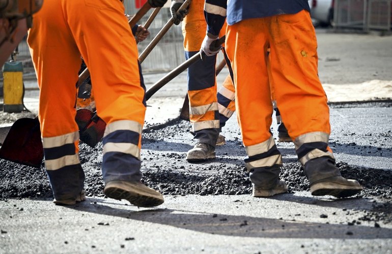 На автотрассах Житомирской области дорожники уже приступили к ямочному ремонту покрытия