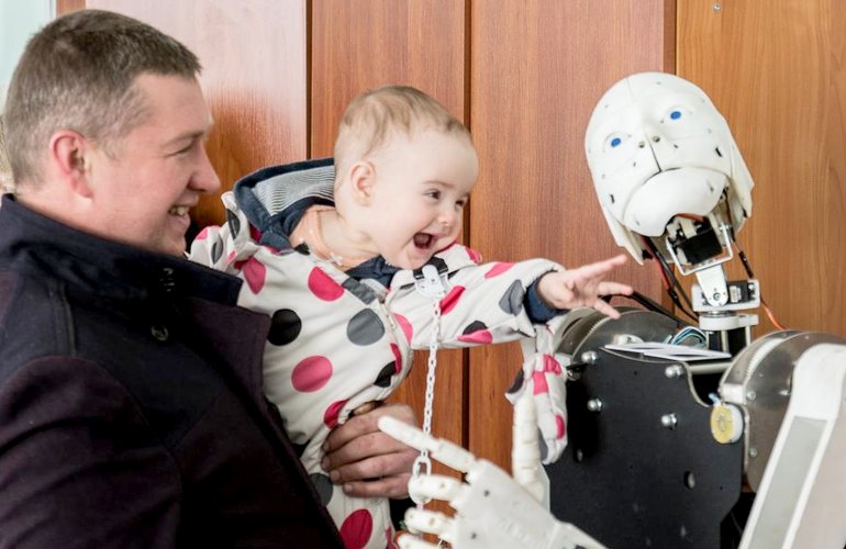 В Житомире открылся центр, в котором учат детей собирать и «оживлять» роботов. ФОТО