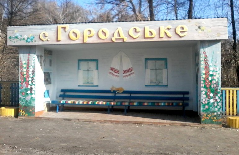 Сделано с душой: в селе на Житомирщине появилась креативная автобусная остановка. ФОТО
