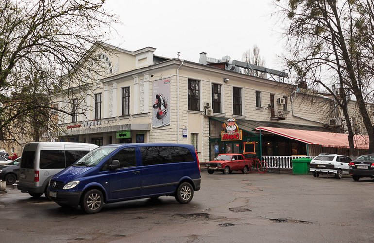 В Житомире предлагают запретить парковать авто на тротуарах возле кинотеатра и гостиницы «Украина»