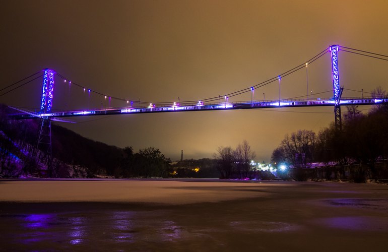 Копы спасли женщину-самоубийцу, которая хотела прыгнуть с 40-метрового моста в Житомире. ФОТО
