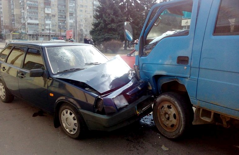 ДТП в Житомире: на улице Новосенной столкнулись два авто, есть пострадавшие. ФОТО