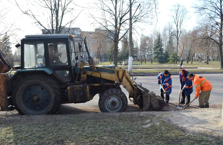 Уборка улиц и ямочный ремонт: Житомир постепенно устраняет последствия зимы. ФОТО