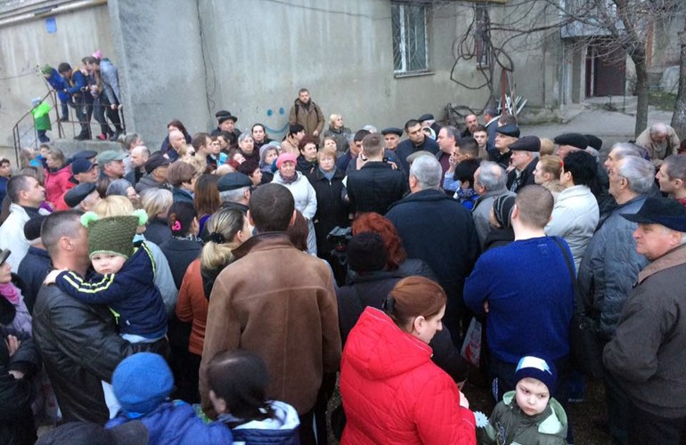 На стихийном митинге в Житомире люди требуют остановить строительство 12-этажного дома. ФОТО