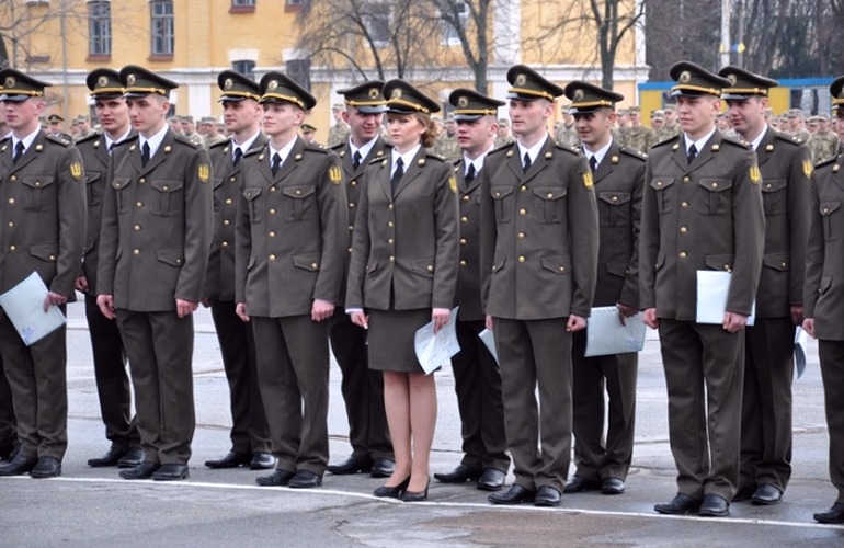 Молодые лейтенанты попрощались с военным институтом им. С.П. Королёва в Житомире. ФОТО