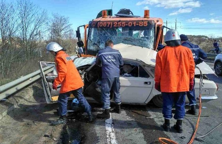 При лобовом столкновении автомобилей в Житомирской области погибли два человека. ФОТО