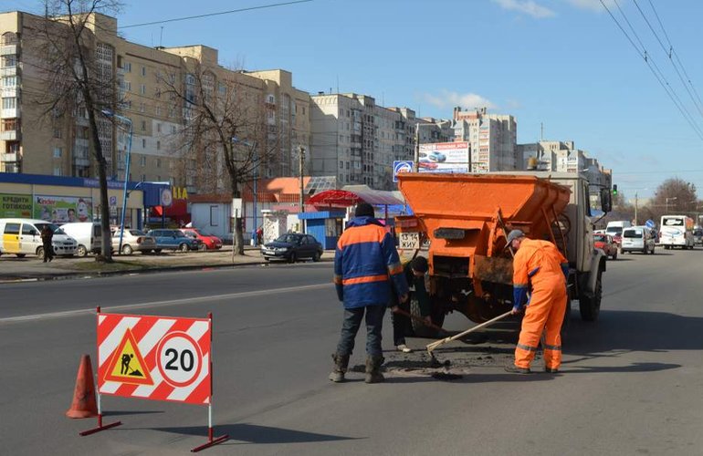 На главных магистралях Житомира коммунальщики латают выбоины. ФОТО