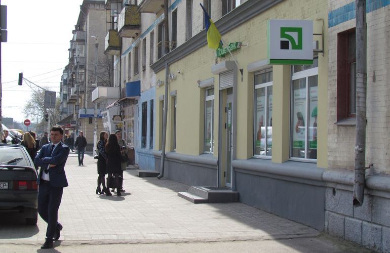 В Житомире на перекресток ул. Хлебной и Киевской переехало отделение «ПриватБанка» и открыт VIP-центр. ФОТО