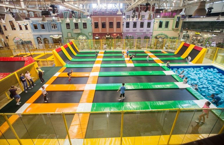 Виступ акробатів та гімнастів майстрів спорту на відкритті батутного комплексу «Глобал Jumping»
