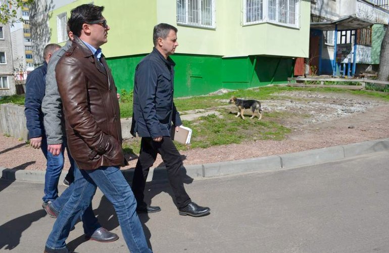 Ход уборки придомовых территорий на Полевой в Житомире контролирует лично советник мэра. ФОТО