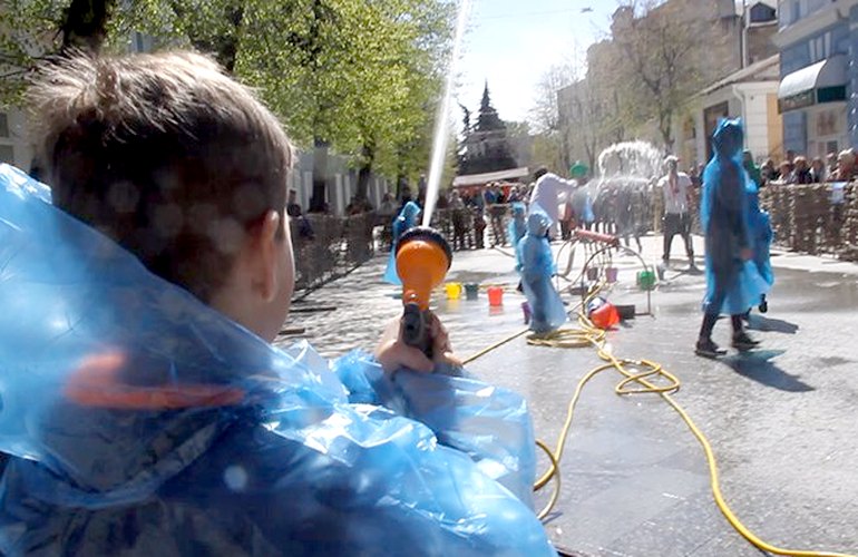 Понедельник после Пасхи: как в центре Житомира дети и взрослые обливались водой. ФОТО