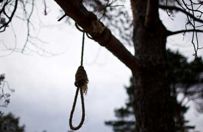 Трагедия на Житомирщине: 15-летний школьник повесился на дереве