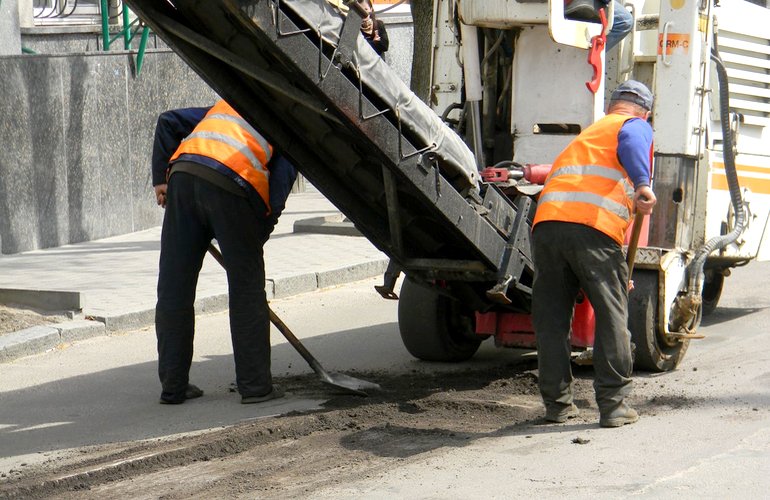 «Работы хватает»: в центре Житомира дорожники кладут свежий асфальт. ФОТО