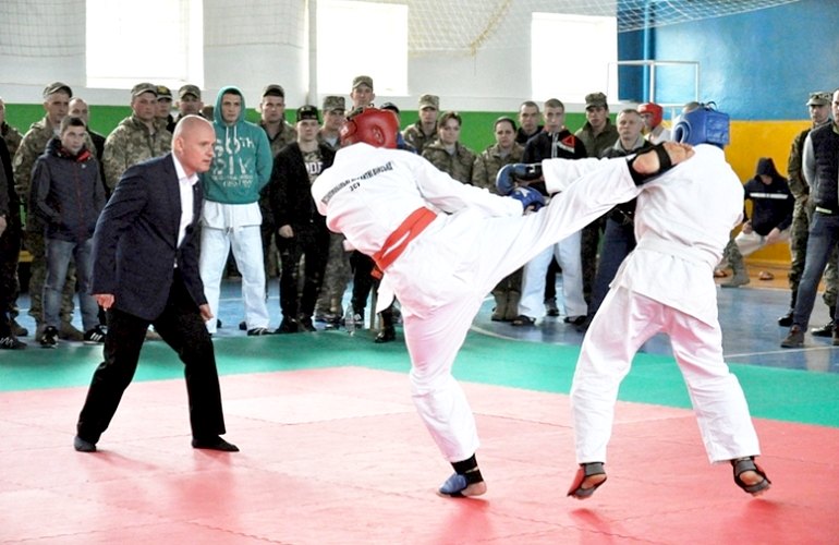 В Житомире более 100 военных соревнуются на турнире по рукопашному бою. ФОТО