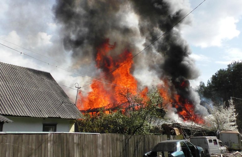 Более 30 спасателей тушили масштабный пожар в жилом доме в Житомире. ФОТО