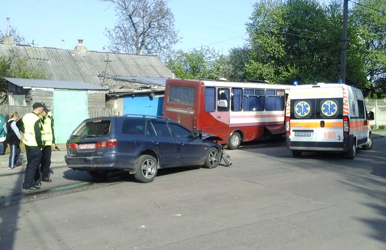 ДТП в Житомире: женщина за рулем легковушки «отправила» автобус в забор. ФОТО