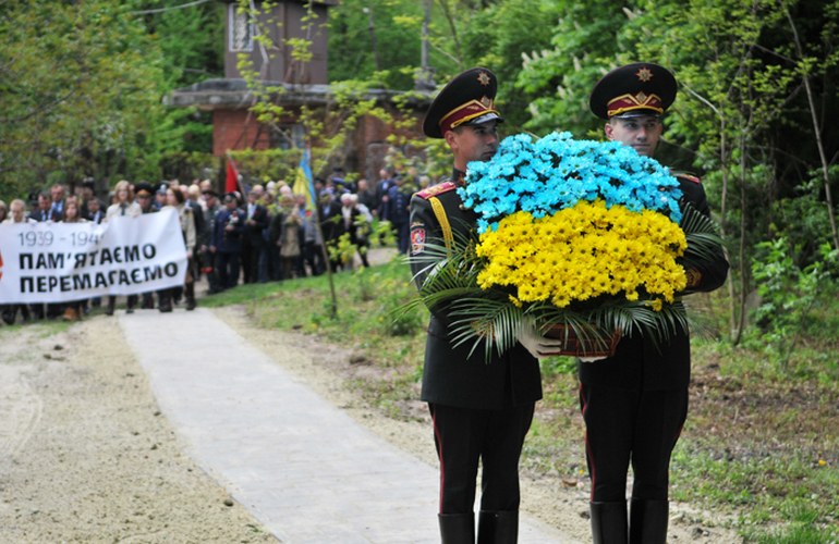 «Пам'ятаємо. Перемагаємо!» В Украине отмечают День памяти и примирения