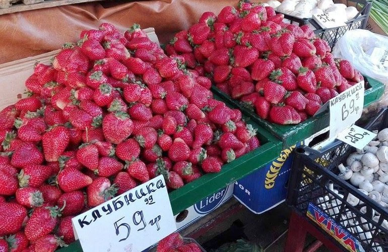 На рынках Житомира уже продают клубнику из Херсона и Закарпатья. ФОТО