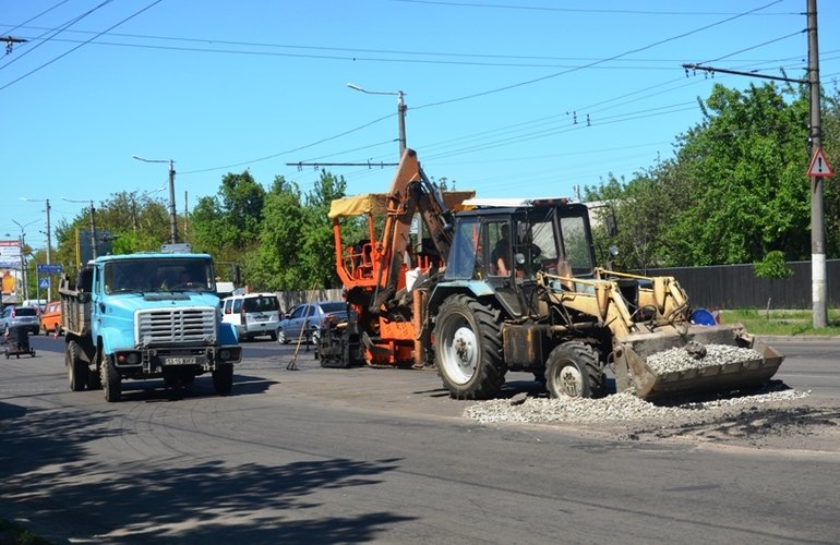 Коммунальщики активно ремонтируют дороги в районе Крошни: Житомир готовится к визиту Президента. ФОТО