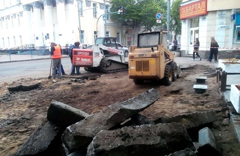В Житомире снова перекрыли Михайловскую: завершают укладывать тротуарную плитку. ФОТО